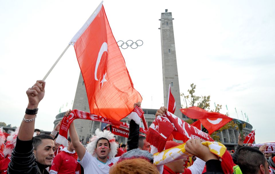 Türkische Fußballfans vor dem Olympiastadion