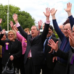 Nigel Farage (mitte): Hat Grund zur Freude Foto: picture alliance / empics