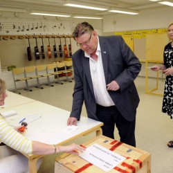 Wahre-Finnen-Chef Timo Soini bei der Stimmabgabe: Seine Partei kann sich über Stimmengewinne freuen: Foto: picture alliance/AP Photo