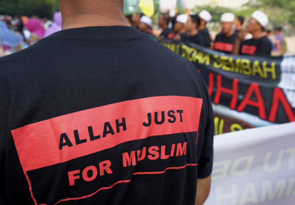 Moslems demonstrieren vor dem Gericht