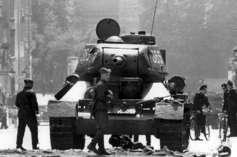 Sowjetischer Panzer in Berlin Foto: picture alliance/UPI