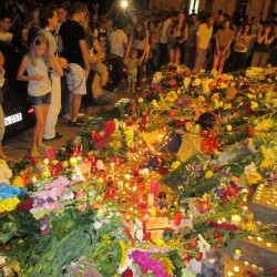 Trauernde vor der niederländischen Botschaft in Kiew Foto: Billy Six/JF