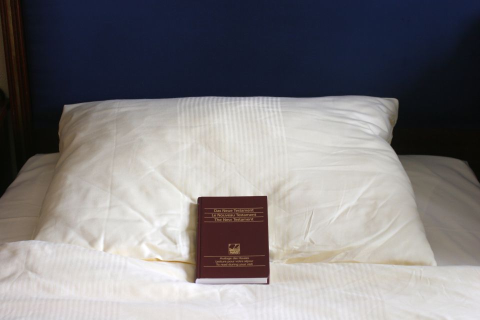 Bibel in Hotelzimmer