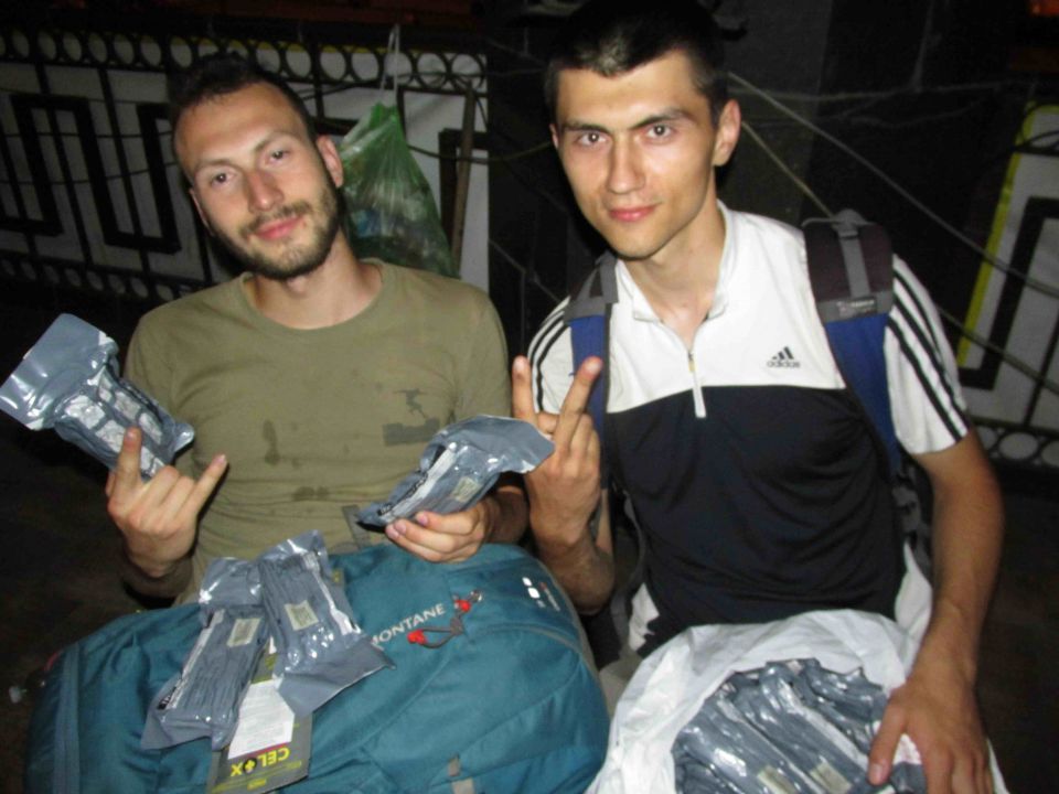 Nikolay Andreyewski und sein Kamerad Taras zeigen frisch erworbenes Verbandsmaterial für die Front