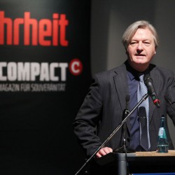 Jürgen Elsässer auf einer Compact-Konferenz: Rußland will nicht zahlen Foto: dpa