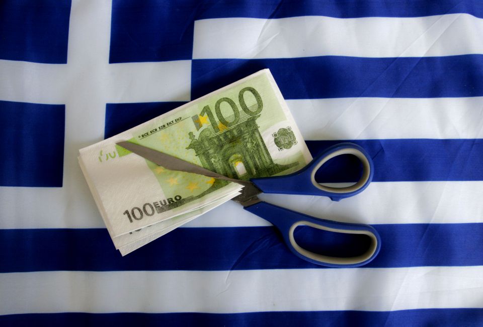 Euro-Scheine vor griechischer Flagge
