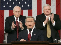 Vizepräsident Dick Cheney (links) applaudiert US-Präsidenten George W. Bush nach einer Rede an die Nation (2005): Wer war verantwortlich? Foto:  picture alliance / AP Photo