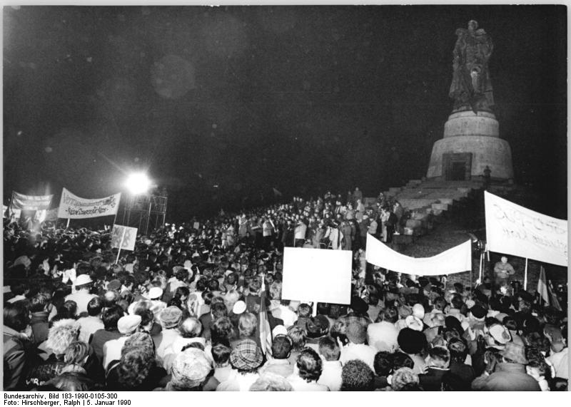 Demonstration am sowjetischen Ehrenmal