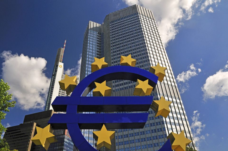 Euro-Symbol vor der EZB