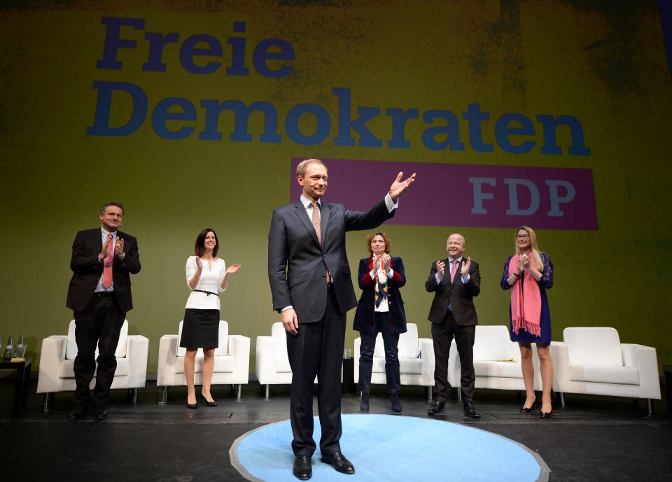 FDP-Chef Lindner vor dem neuen Parteilogo