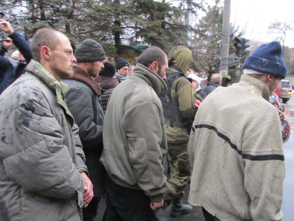 Ukrainische Soldaten werden abgeführt
