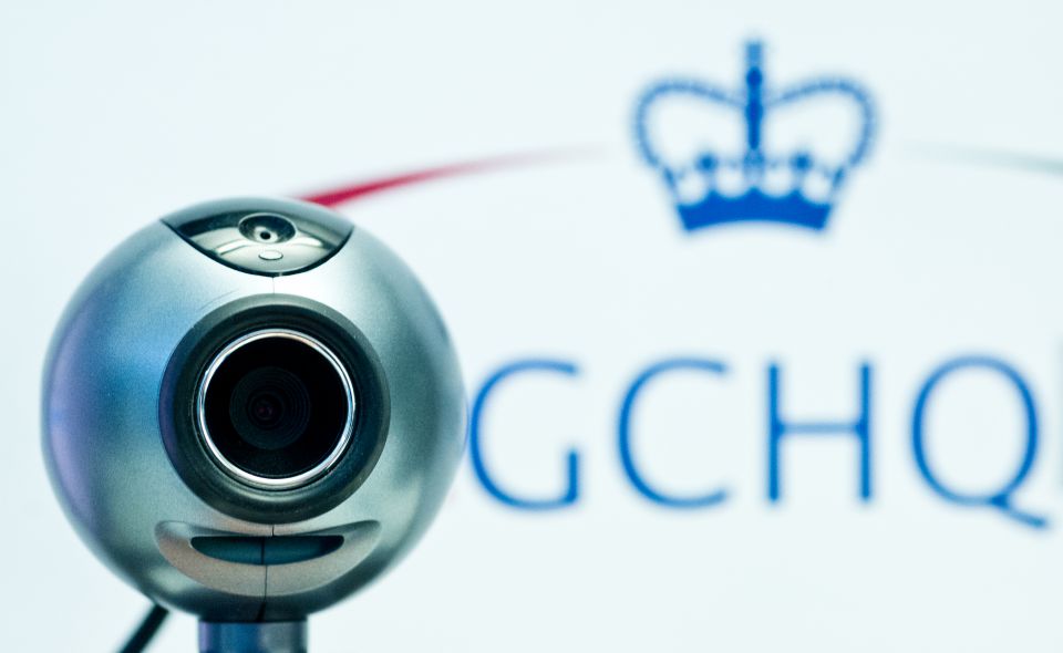 Webcam vor Logo des GCHQ