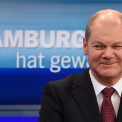 Hat Grund zum Lachen: Hamburgs alter und künftiger Erster Bürgermeister Olaf Scholz (SPD) Foto: picture alliance/dpa