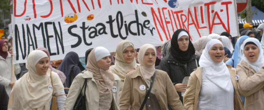 Demonstration gegen Kopftuchverbot (2004): Der Islam stilisiert sich als Opfer Foto: picture alliance / AP Photo
