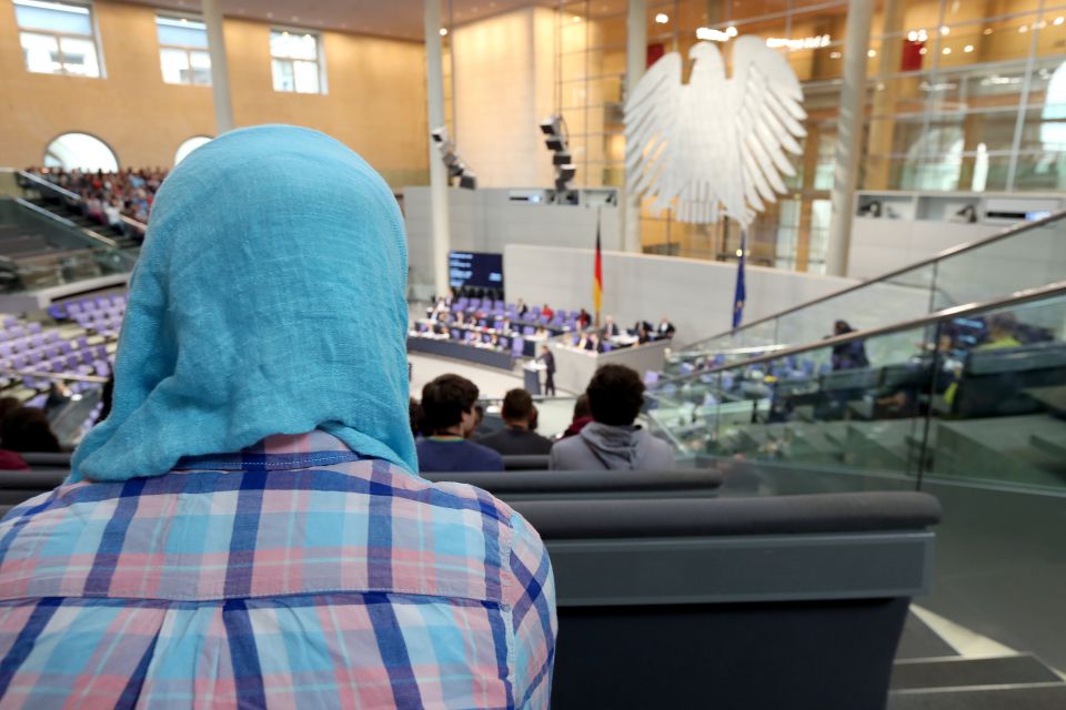 Frau mit Kopftuch im Bundestag