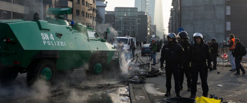 Polizisten nach den Ausschreitungen in Frankfurt am MainFoto: picture alliance/NurPhoto