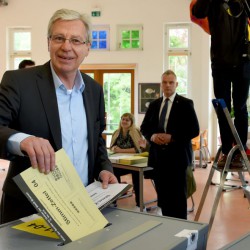 Bremens Bürgermeister Jens Böhrnsen (SPD) bei der Stimmabgabe Foto: picture alliance/AP Photo