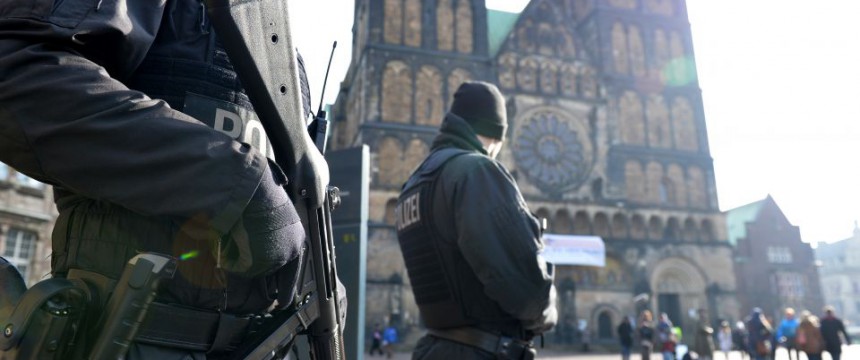Polizistenstreife in Bremen: Keine rechtsfreien Räume für kriminelle Clans zulassen Foto:  picture alliance / dpa