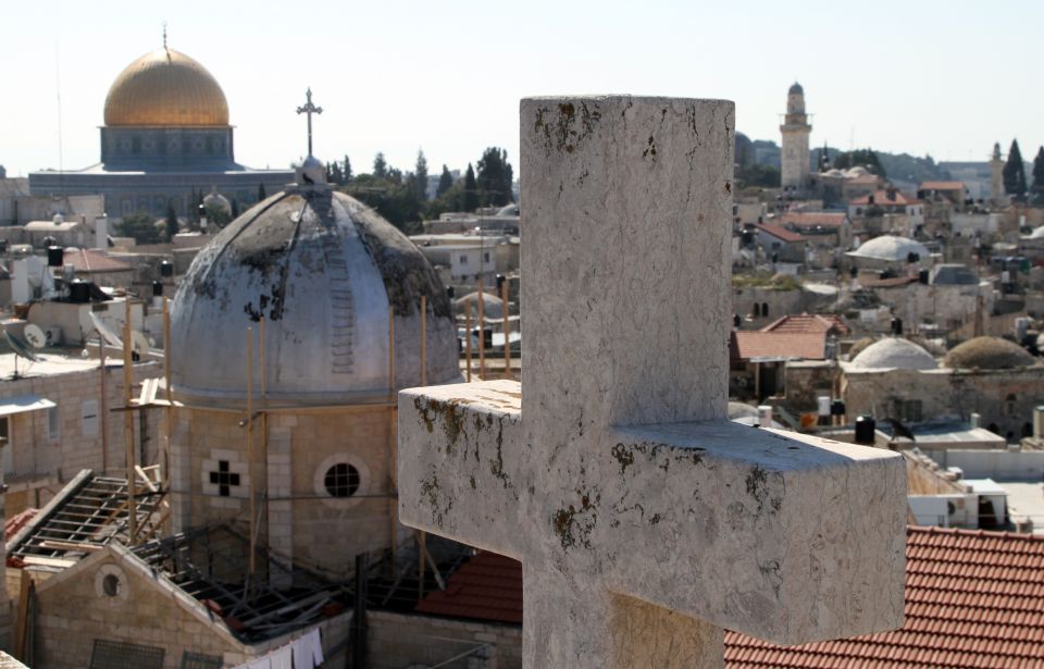 Kreuz und Kirche in Jerusalem