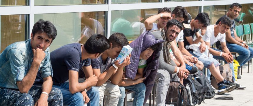 Asylbewerber warten auf die Datenerfassung durch die Bundespolizei: Bevölkerung als reiner Zufall Foto: picture alliance / dpa