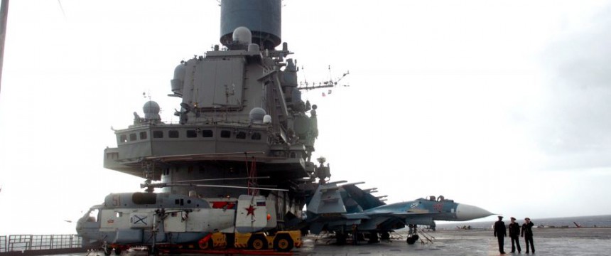 Der russische Flugzeugträger Kuznetsov bei einem Solidaritätsbesuch in der syrischen Hafenstadt Tartus im Januar 2012 Foto: picture alliance/dpa