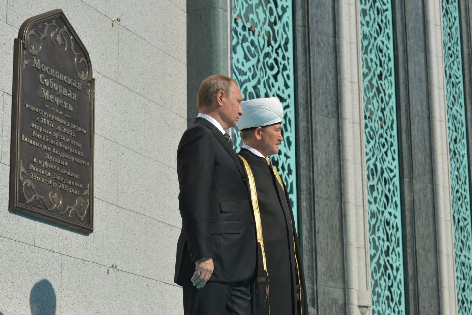 Wladimir Putin (l) bei der Moschee-Eröffnung