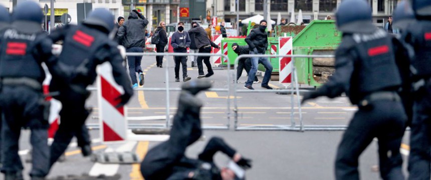 Linksextremisten bewerfen die Polizei mit Steinen: Politik entsetzt Foto: dpa