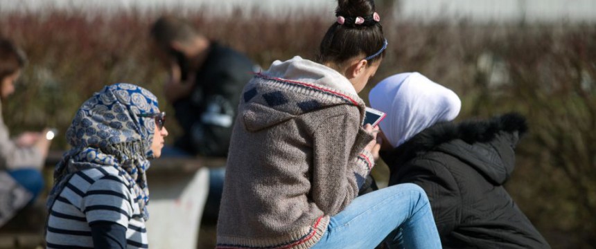 Asylbewerberinnen mit Smartphone in Mecklenburg-Vorpommern Foto: picture allianc/ZB/dpa