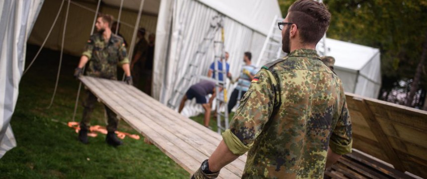 Asylkrise fordert auch die Bundeswehr: Soldaten errichten in Bayern ein Großraumzelt für Asylsuchende Foto: picture alliance/dpa