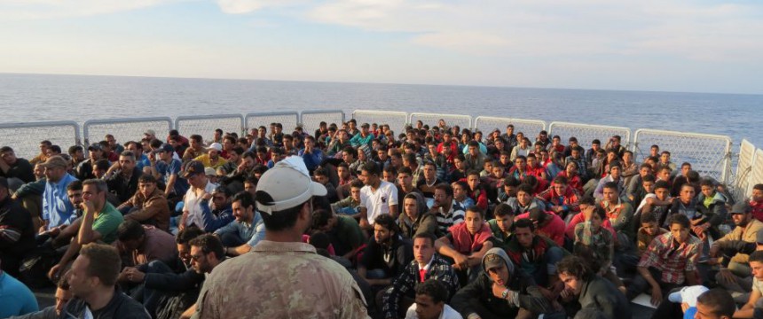 Einwanderer aus Afrika auf einem Schiff vor der Küste Italiens Foto: picture alliance/ROPI