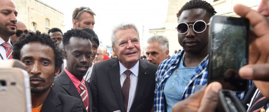 Bundespräsident Joachim Gauck besucht ein Flüchtlingslager auf Malta Foto: picture alliance/dpa