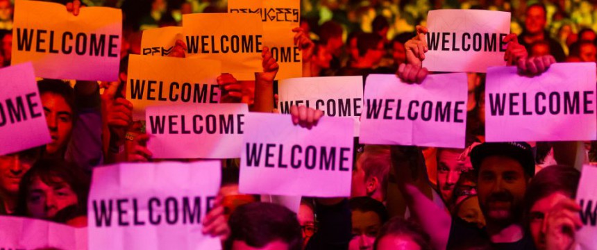 Besucher eines Rock-Konzerts in Düsseldorf begrüßen Asylbewerber Foto: picture alliance / R. Goldmann