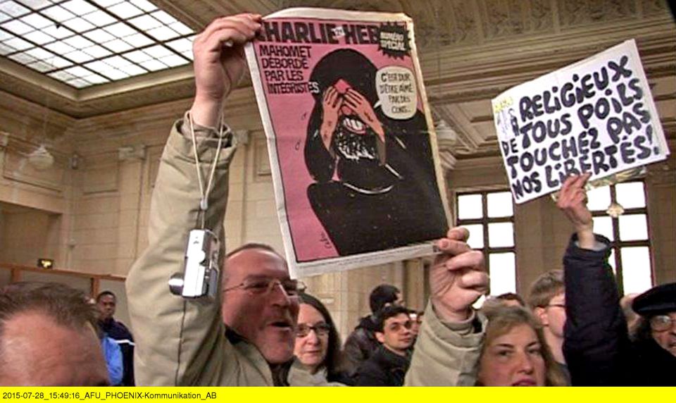 Filmszene: „Charlie Hebdo“ empörte die Gemüter der anwesenden Prozeßbeobachter in Paris 2007 Foto: Phoenix