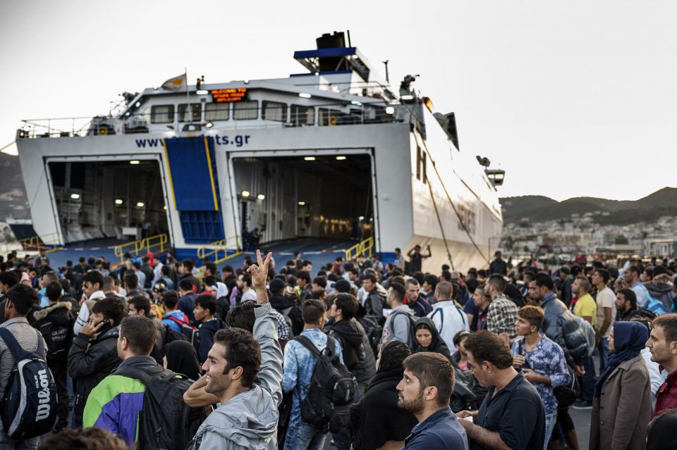 Fähren bringen die Asylsuchenden auf das Festland