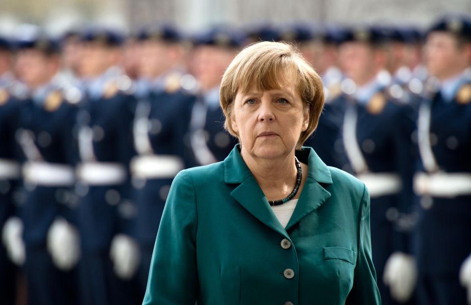Angela Merkel vor der Ehrenformation der Bundeswehr