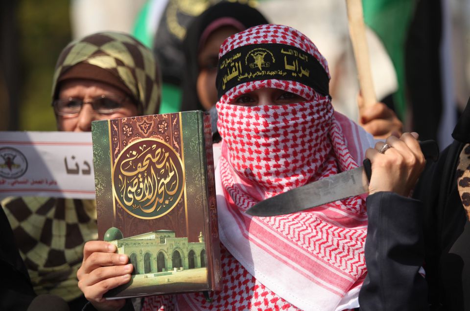 Palästinenserin mit Messer und Koran
