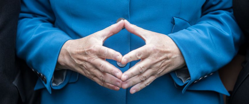 Hände der Bundeskanzlerin: Angela Merkel oder Volkspartei CDU - einer wird gehen Foto: picture alliance / dpa