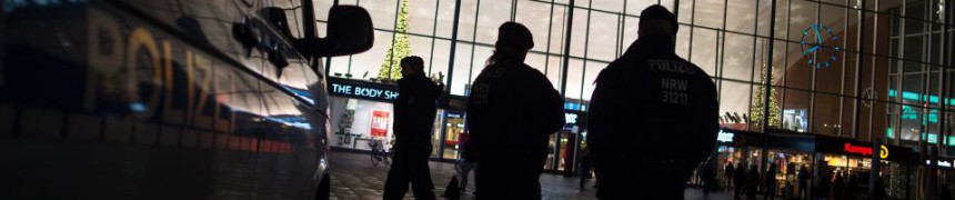 Polizisten vor dem Kölner Hauptbahnhof