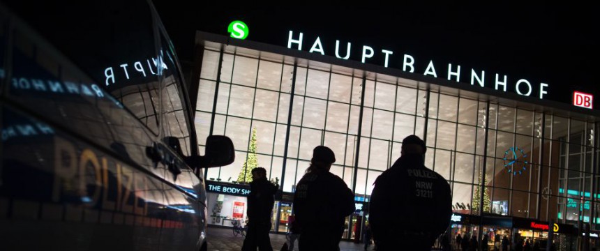 Polizisten vor dem Kölner Hauptbahnhof: Angriff auf unsere Identität Foto: dpa