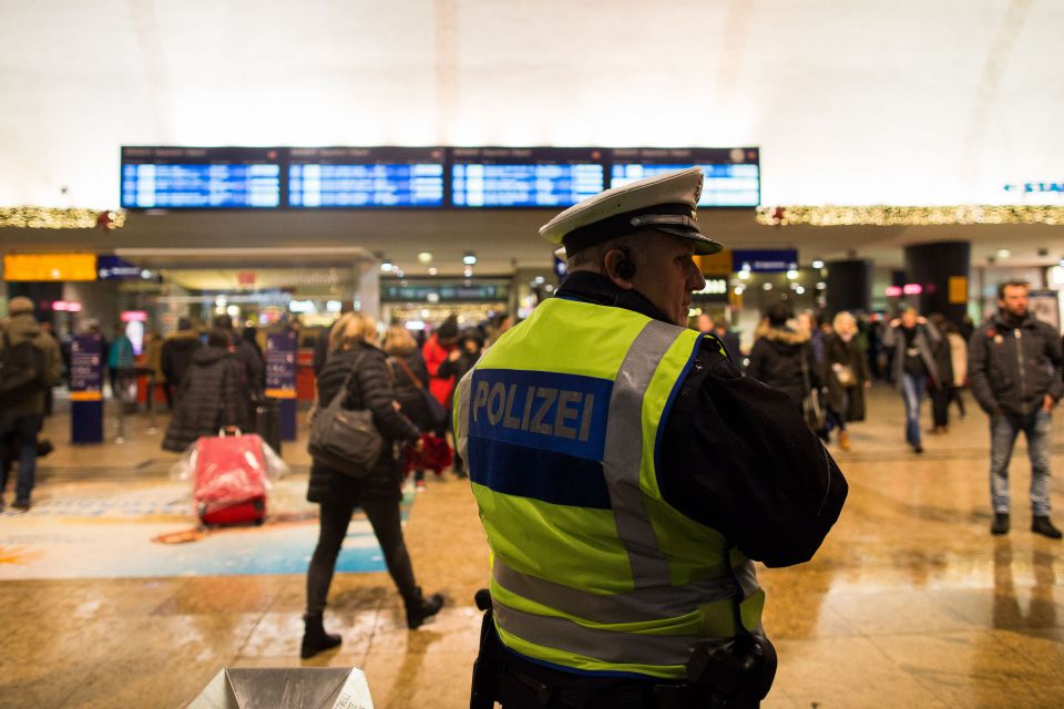 Polizist im Kölner Hauptbahnhof
