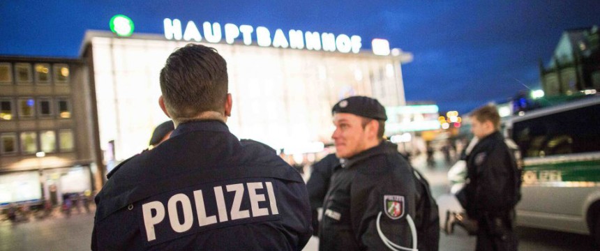 Polizisten zeigen vor dem Kölner Hauptbahnhof Präsenz Foto: picture alliance/dpa
