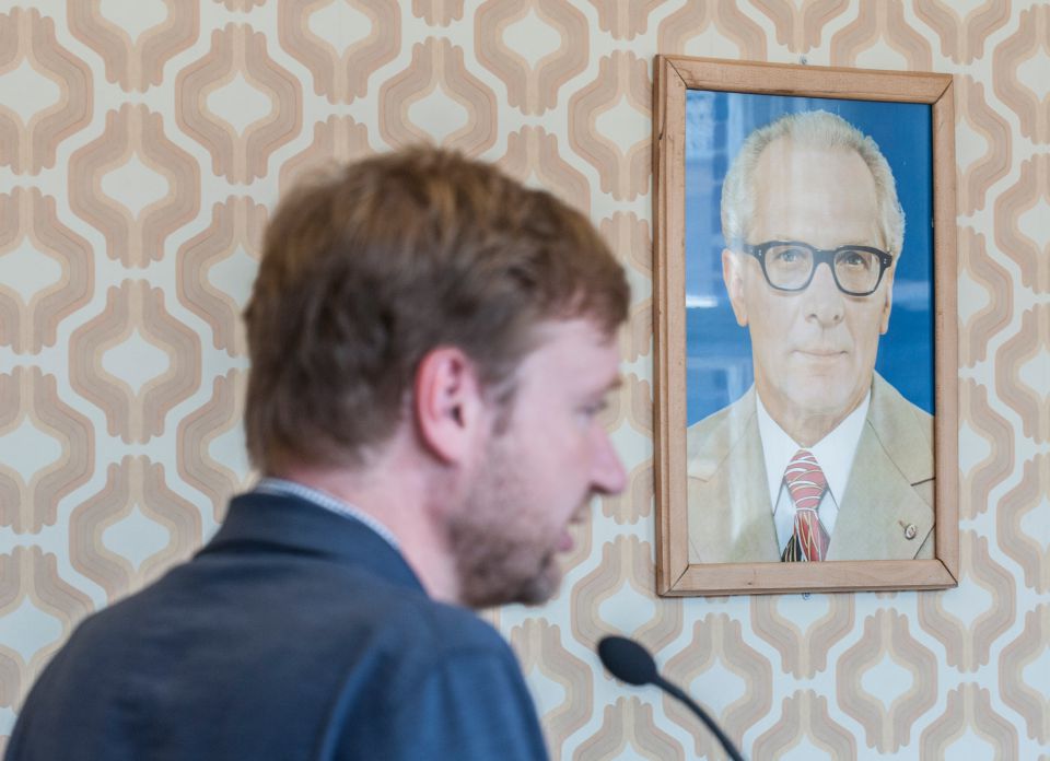 Tim Renner (links) und ein Bild von Honecker (weniger weit links)