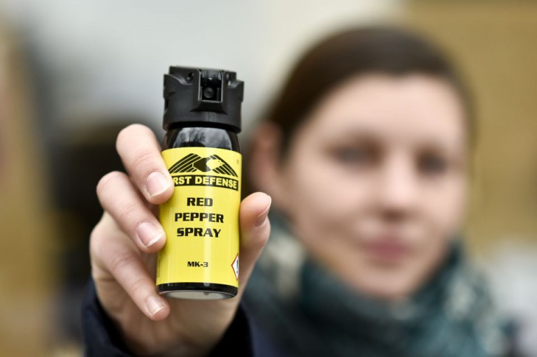 Frau mit Pfefferspray