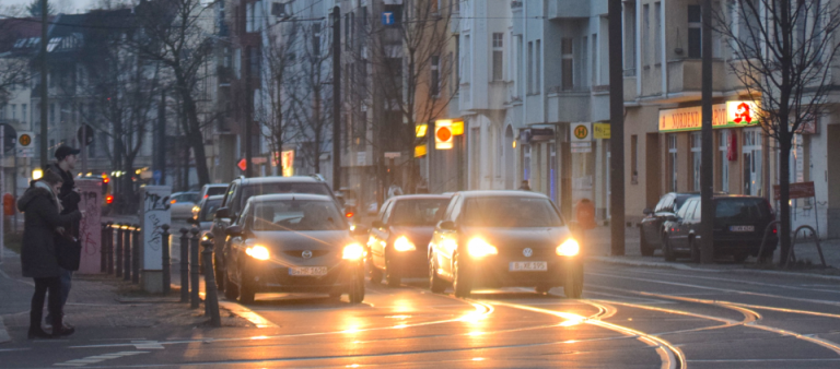 Autoverkehr in Berlin, auch hier gilt bereits eine Umweltzone Foto: rg
