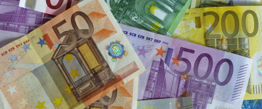 Geldscheine: 100 Millionen im Jahr Foto: picture alliance/chromorange