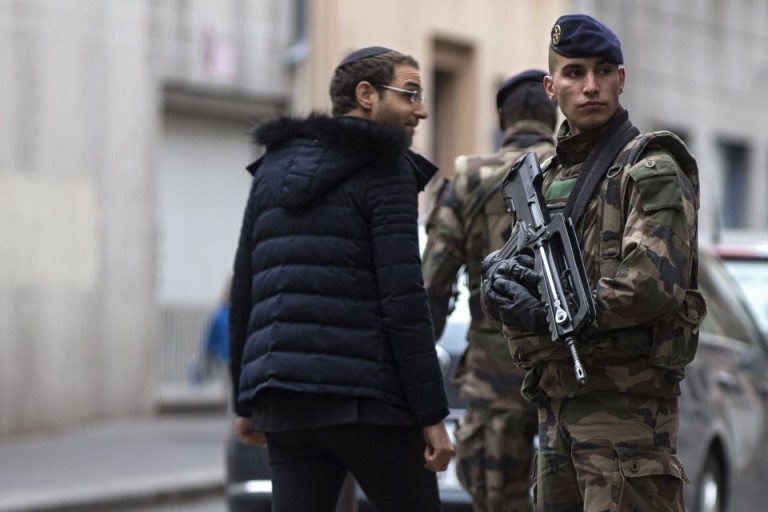 Sicherheitskräfte vor Synagoge in Paris