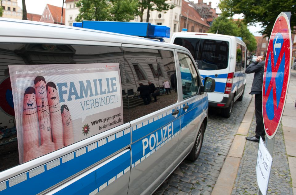Polizeiwagen schützt Clanprozeß in Lüneburg