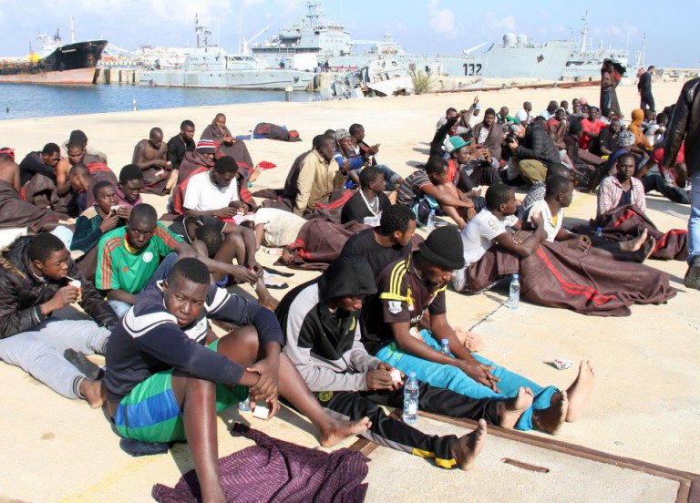 Flüchtlinge am Strand von Tripolis