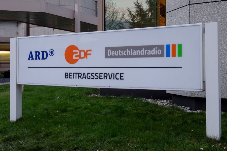 Schild Beitragsservice, ARD, ZDF, Deutschlandradio in Köln