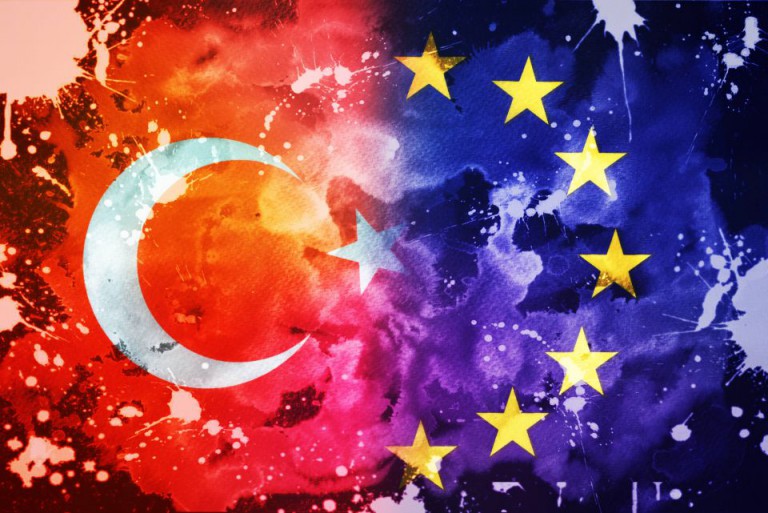 Flagge der EU und der Türkei